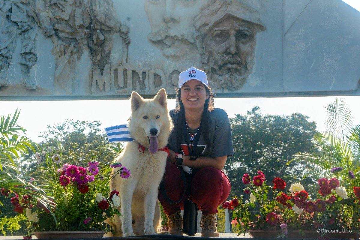 Todos están orgullosos de sus fotos del desfile por el #1roDeMayo... pero solo la <a href="/univholguinera/">UniversidadHolguin</a> desfiló con su mascota y eso... los hace únicos 😎

#OrgulloUHo 
<a href="/Ana_Hurtado86/">Ana Hurtado</a> <a href="/AnabelNaranjoP4/">Anabel Naranjo Paz</a> <a href="/davidlahera1/">David Lahera</a> <a href="/idiannelis/">Diannelis Ibarra</a>