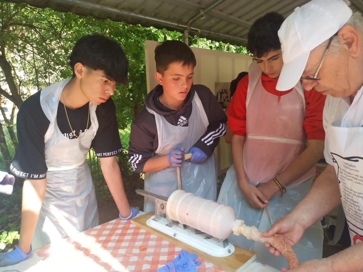 IESLosSalados's tweet photo. ¡Fin de viaje! Estos días en Hungría han sido toda una experiencia. Pero esto no acaba aquí… a finales de mayo seremos anfitriones, tenemos muchas ganas. ¡Les esperamos! #erasmus+ #ka229 #helptheearth @educaciongob @sepiegob @educacyl https://t.co/wru5ITI8F8