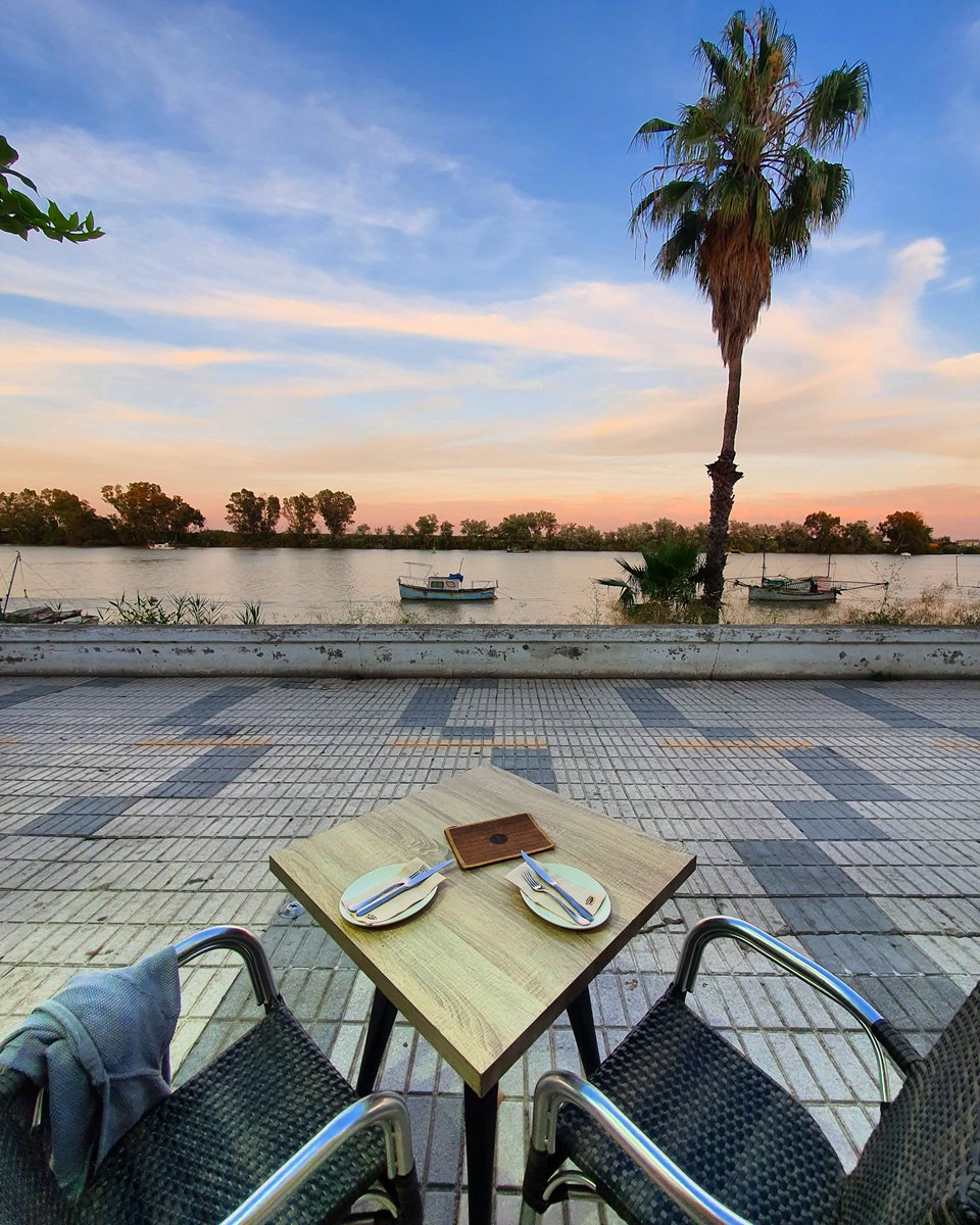 monteromonti's tweet photo. Nuestra mesa favorita, con las mejores #vistas, las más sencillas. Mirando al #Guadalquivir. #Noche de viernes en Coria del Río, esperando unos #albures.
#juntoacasa https://t.co/CZYzRN7TMg