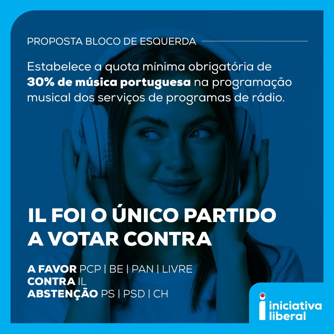 LiberalPT's tweet photo. 🔴🎧🔵 DEIXEM A MÚSICA EM PAZ 

Em 2010, um lobby relacionado com a indústria conseguiu impor uma quota mínima de 25% para a música portuguesa na programação musical de cada estação de rádio. Se bem que se anunciasse que a lei tinha como objetivo a promoção da música portuguesa, havia um interesse inconfessado na apropriação de uma maior fatia dos Direitos de Autor pagos pelas rádios.

Hoje, foi aprovada na Assembleia da República uma alteração à legislação em vigor, proposta do Bloco de Esquerda, que aumenta esse mínimo para 30%. Os partidos de extrema-esquerda, cujas peças legislativas vão sempre no sentido de obrigar, taxar ou proibir, conseguiram aprovar este aumento, com a abstenção receosa de PS e PSD. A Iniciativa Liberal foi o único partido que votou contra mais esta intromissão do Estado na liberdade das várias estações de rádio e nas suas estratégias de divulgação musical. 

Num tempo em que o streaming ganha cada vez mais força, esta legislação constitui um forte incentivo para que muitos amantes de vários géneros de música deixem de sintonizar as estações de rádio, substituindo-as pela plena liberdade de escolha que as novas opções proporcionam.

A Iniciativa Liberal estará sempre contra ingerências excessivas do Estado na vida de pessoas e organizações e contra a imposição de normas burocráticas que limitem a liberdade das instituições atuarem de acordo com as suas opções estratégicas ou os seus gostos. 

Menos Estado, Mais Liberdade. 🎧 Deixem a música em paz. 

#PortugalMaisLiberal