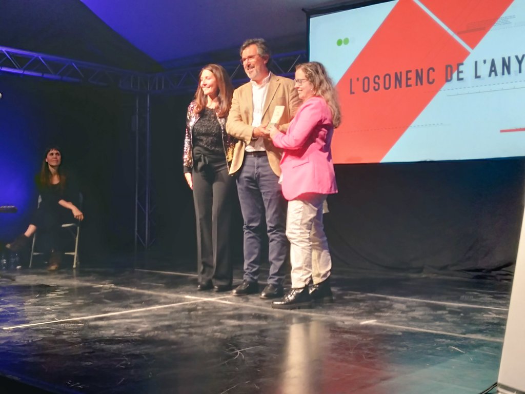 SantTomas_'s tweet photo. Joan Casany i Sandra Plans recullen el premi com a finalistes del premi de l'osonenc de l'any. @el9nou @EL9TV @CambraOsona @CCOsona https://t.co/E6bJ6idQn3