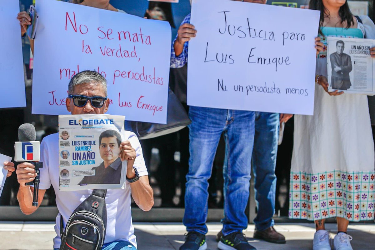 #Culiacán 📍| Familiares, amigos y colegas del periodista Luis Enrique Ramírez realizan manifestación en la Fiscalía de Sinaloa para exigir justicia a un año de su crimen 🪧

#ObservandoEnVivo🔴| <a href="/Noticierista/">Luis Alberto Díaz</a>