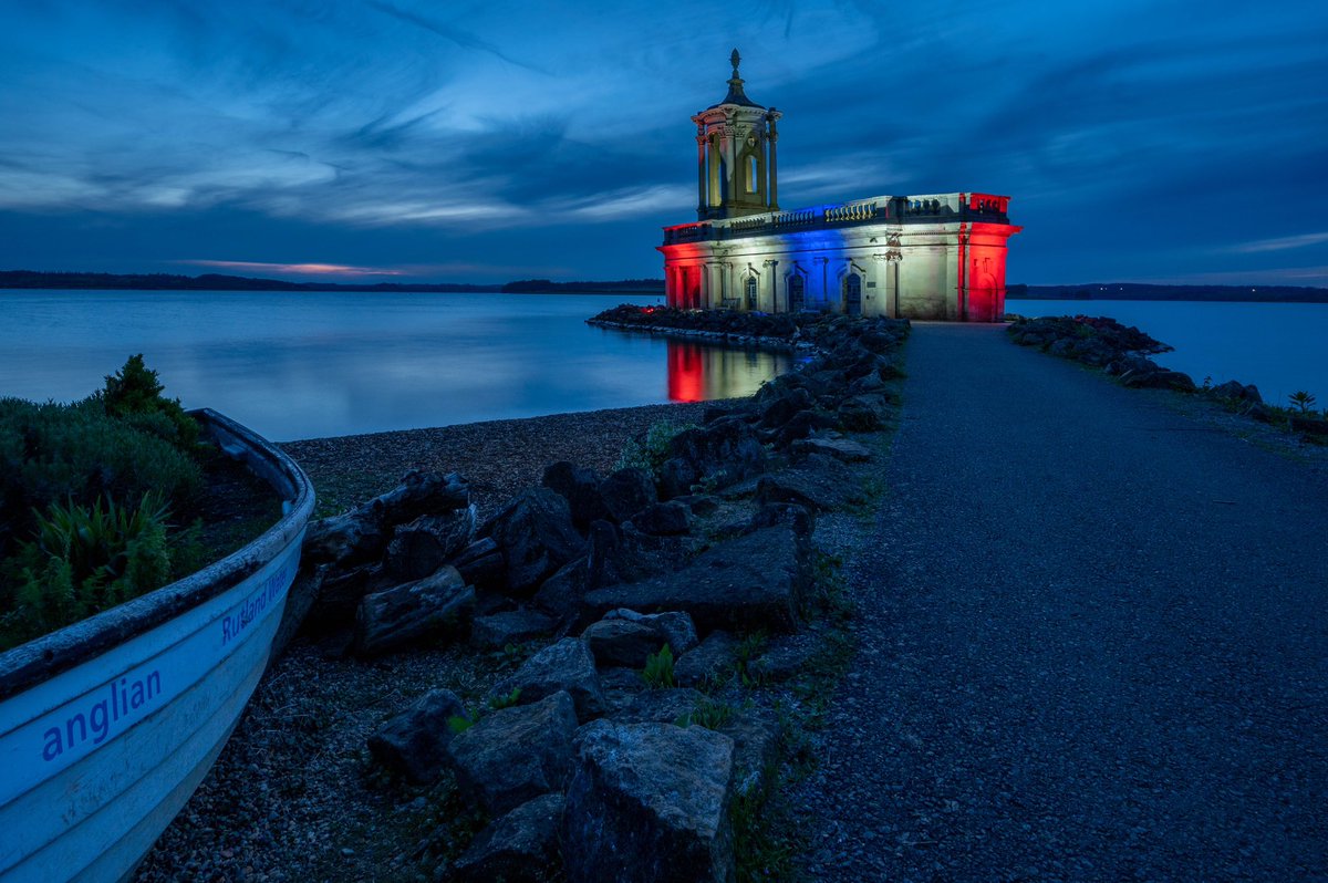 RutWaterPark's tweet photo. ❤️🤍💙 

🇬🇧 It's the final #crowncountdown

👑 Almost 1,000 years on from the first #Coronation at Westminster Abbey, King Charles is the 40th Monarch to be crowned there.

✨To commemorate the occasion #Rutland’s most iconic building is shining bright. 

📸 @Photo_Rutland https://t.co/z10S6HmsWp