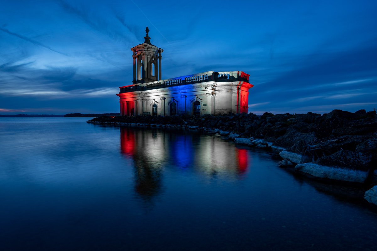 RutWaterPark's tweet photo. ❤️🤍💙 

🇬🇧 It's the final #crowncountdown

👑 Almost 1,000 years on from the first #Coronation at Westminster Abbey, King Charles is the 40th Monarch to be crowned there.

✨To commemorate the occasion #Rutland’s most iconic building is shining bright. 

📸 @Photo_Rutland https://t.co/z10S6HmsWp