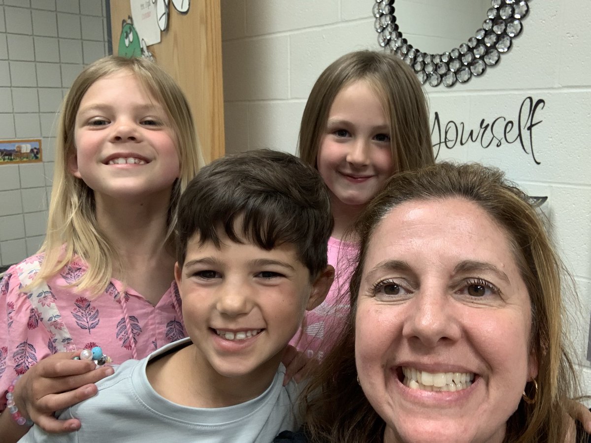 Bracelet Making! #friends #FunFairWinners <a href="/CWCcoyotes/">ClearwaterCreekCoyotes</a>