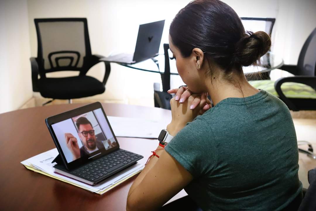 SecTurismoSLP's tweet photo. La secretaria Aurora Mancilla Castro entabló una conferencia virtual con el cineasta Rodolfo Guzm��n, director de la cinta “LUPE VÉLEZ”, nueva producción que empezará a rodarse con locaciones en varios municipios del Estado gracias a las gestiones del gobernador @RGC_Mx https://t.co/LpkcuYyiSO