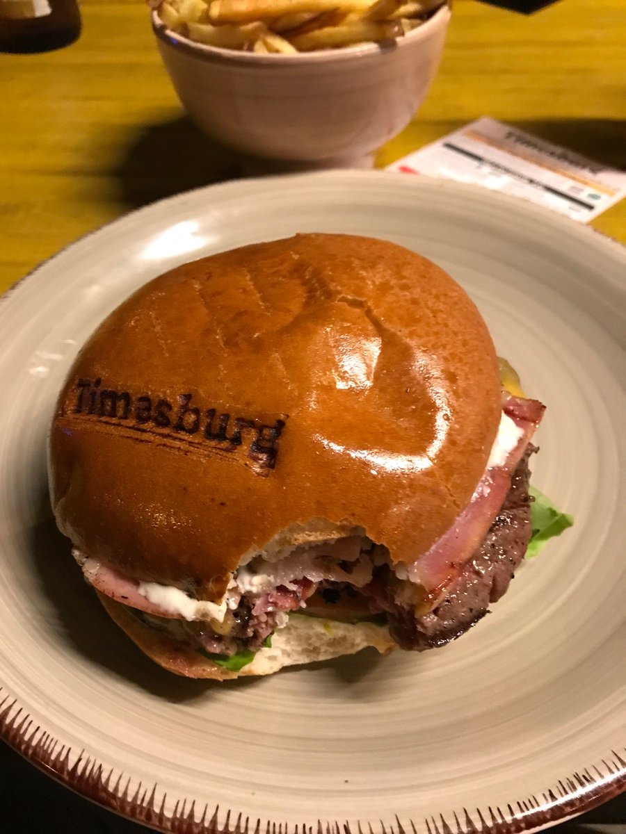 PacoLinux's tweet image. Hamburguesa de kobe (@ Timesburg in Barcelona) swarmapp.com/c/cxfI7mxl6JF