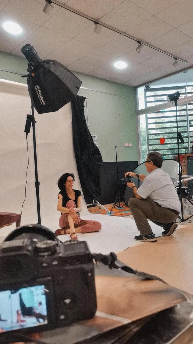 RetratsDelBarri's tweet photo. Veïns, veïnes,  gossos,  bicis... Tanquem el plató amb gairebé 50 models! 
Se'ns gira feina per escollir les fotos que exposarem del 7 al 28 de juny als comerços col·laboradors d'#RGB7.
+ info a @Quei15bcn
https://t.co/mseqrwrWnp https://t.co/ptni6Xmm66
