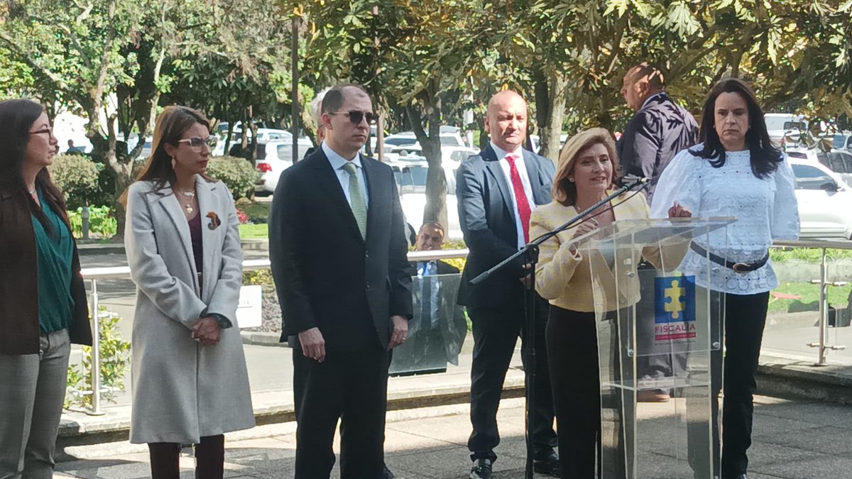 UltimaHoraCR's tweet photo. #ATENCIÓN El Fiscal General dice que a partir de las 7 de la noche de hoy, junto con su equipo directivo, analizará las vías jurídicas que se tomarían tras los anuncios de Petro. Se evaluará la viabilidad de denuncias contra presidente ante el Congreso @andresGgaitan https://t.co/XWwOxihyGH