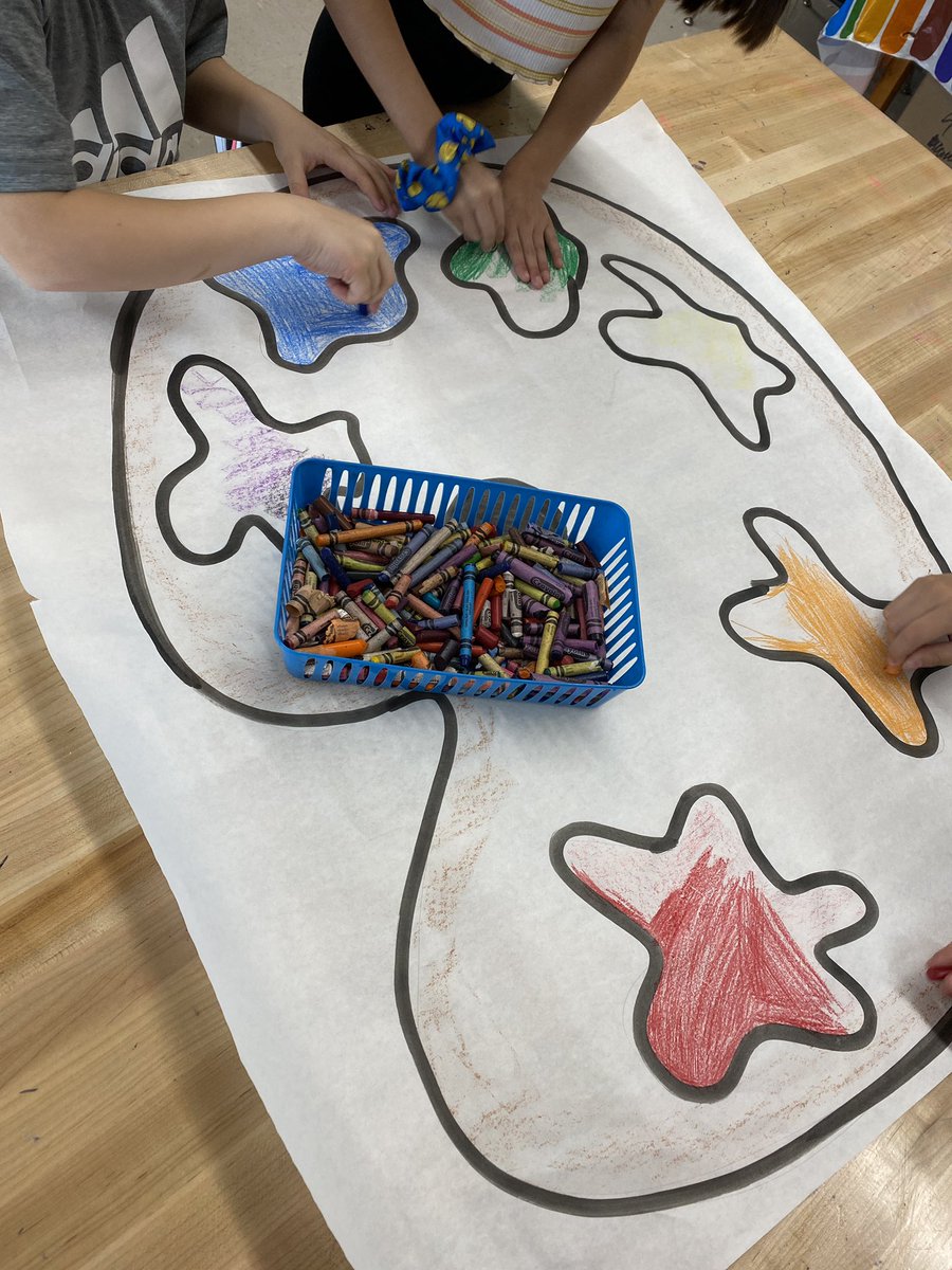 MsDTeachesArt's tweet photo. Making some decorations for the Art Show! https://t.co/cZNdyaNiBZ