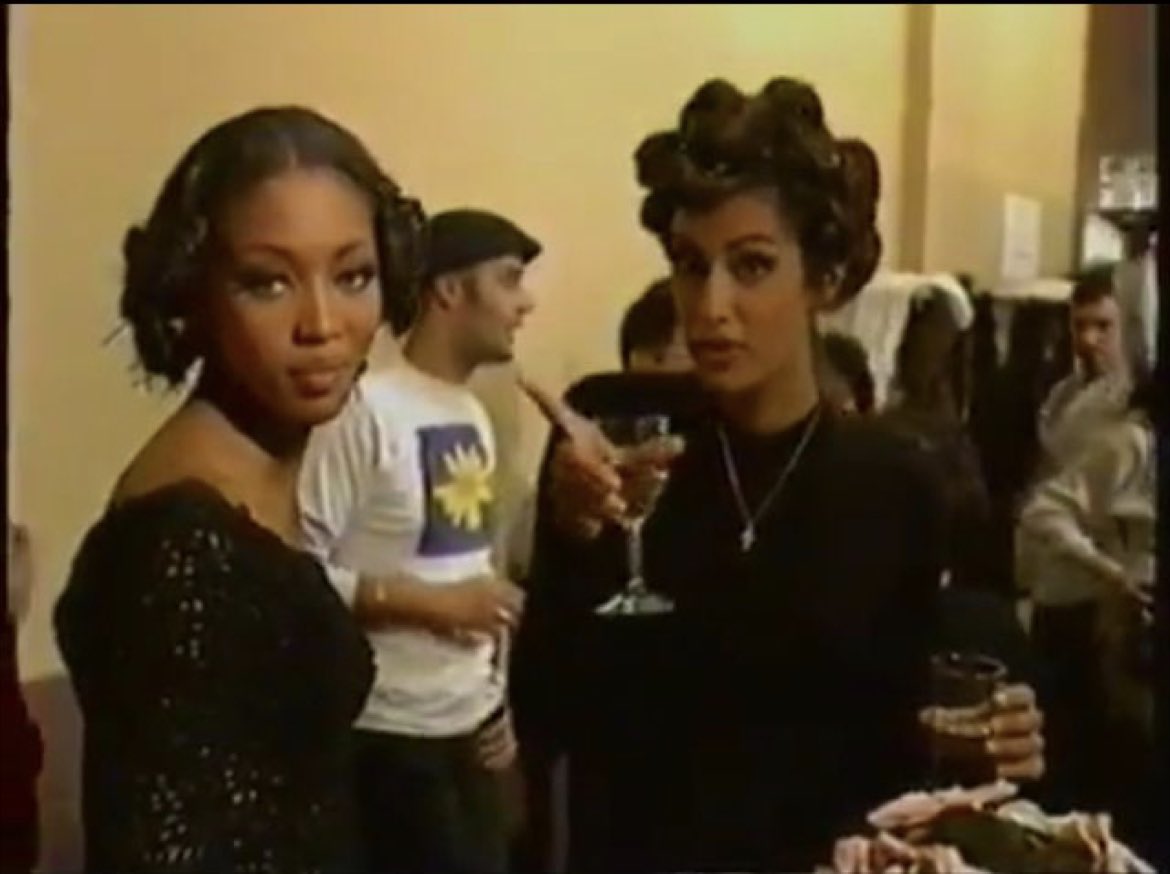 yasmeenslefthip's tweet photo. Yasmeen x naomi π #YasmeenGhauri #NaomiCampbell #90supermodels #supermodel #90s https://t.co/ABOiPicpIT