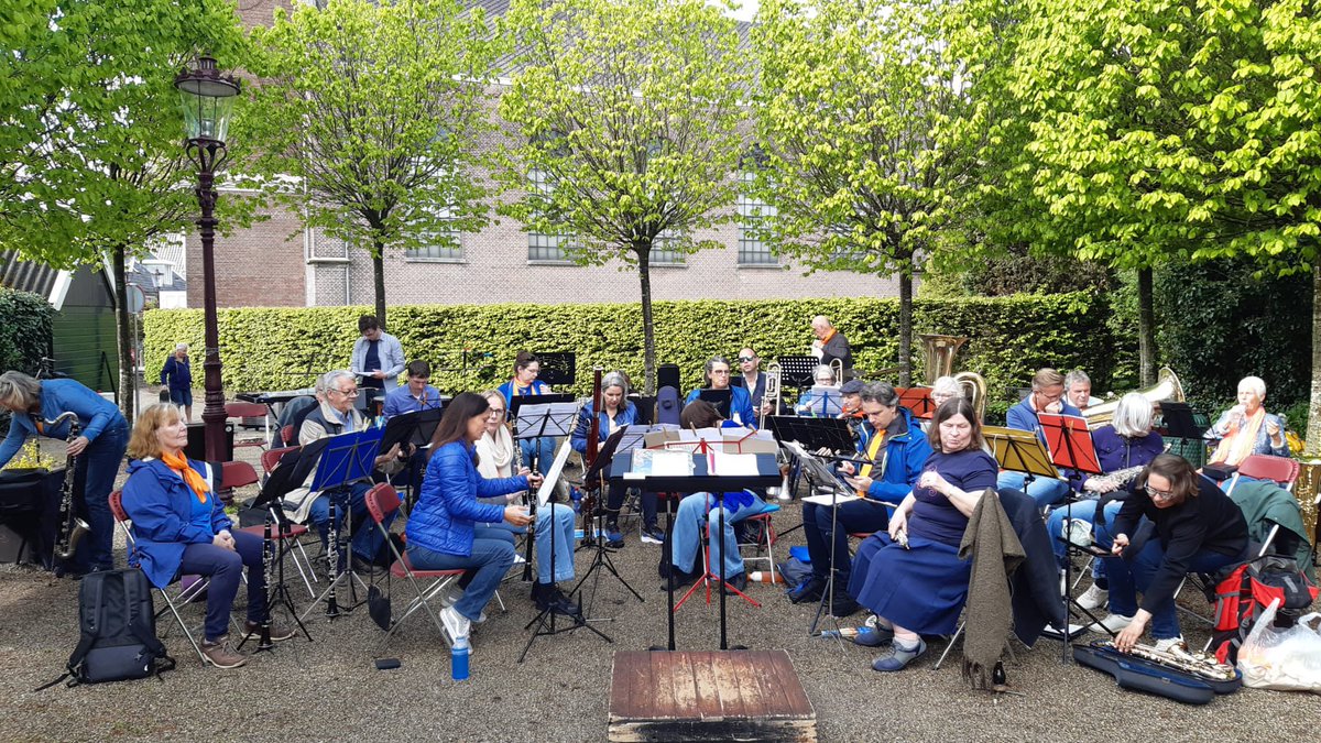 Westerharmonie's tweet photo. Ons orkest van de #westerharmonie speelt zo meteen op het Dorpsplein in #Sloten (oude dorp, #Amsterdam). Naast onze vrolijke vrijheidsmuziek 🎶🎵🎷🎶🎺🥁 staat er voor de gelegenheid een friettent!! https://t.co/lXDLZAvWES