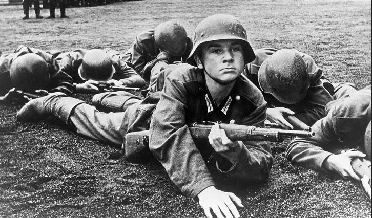 Einer der wenigen aufrichtigen Versuche des deutschen Nachkriegskinos, Schrecken und Wahnsinn des Krieges unverhüllt auf die Leinwand zu bringen: Der Antikriegsfilm #DieBrücke ist heute um 20.15 auf <a href="/ARTEde/">ARTE</a> unser #TVTipp: filmdienst.de/artikel/27816/…