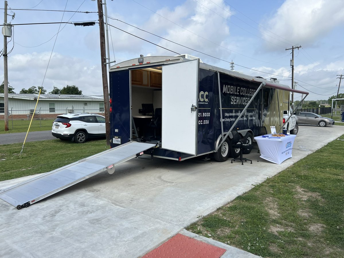AndrePerezSLCC's tweet image. SLCC’s Mobile Campus Services unit visits the recently-opened MLK Jr. Community Center in Rayne as part of the Council on Aging’s Behavioral Health Fair. @slccadulted @southlacc