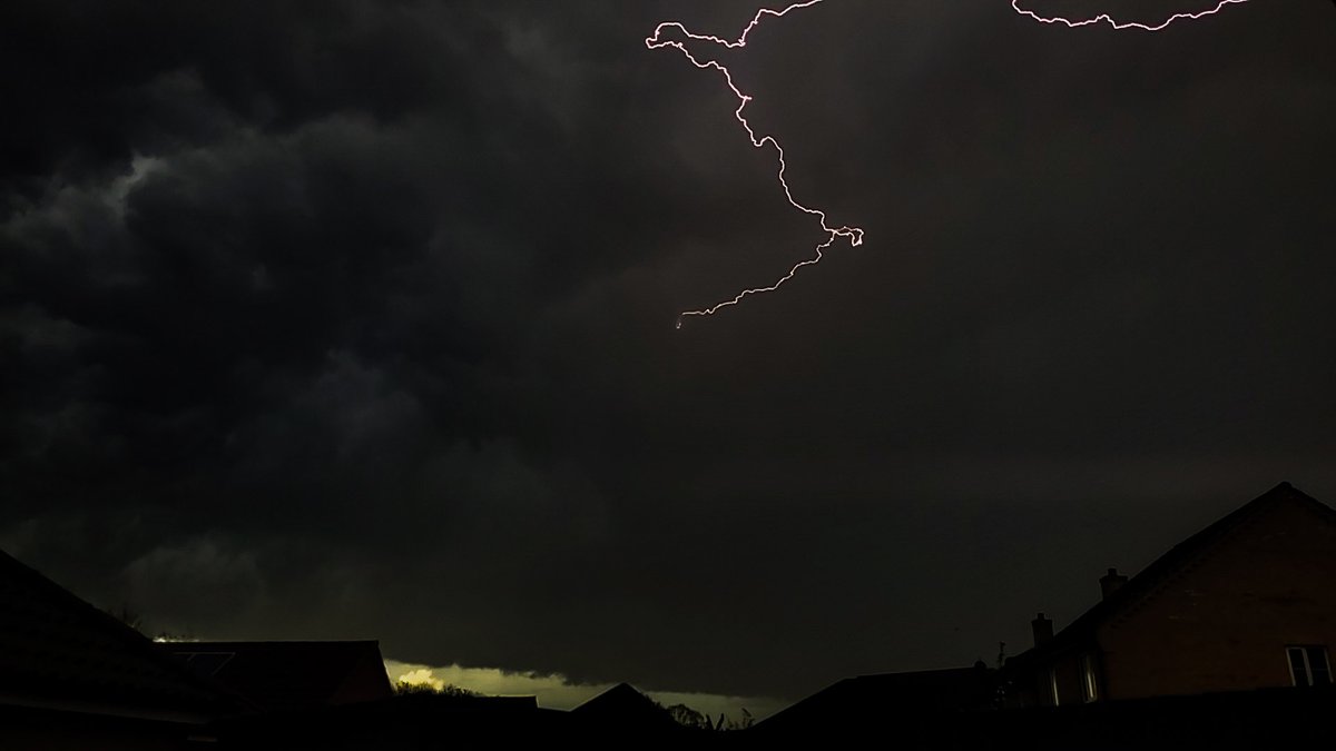 Danjamesvxr's tweet photo. @EDP24 @EveningNews @BBCLookEast  thunderstorms over norwich this afternoon ⚡️⚡️ https://t.co/ICstiW1pO6
