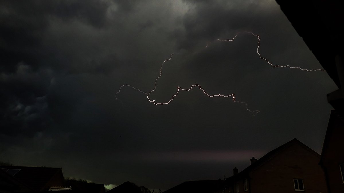 Danjamesvxr's tweet photo. @EDP24 @EveningNews @BBCLookEast  thunderstorms over norwich this afternoon ⚡️⚡️ https://t.co/ICstiW1pO6