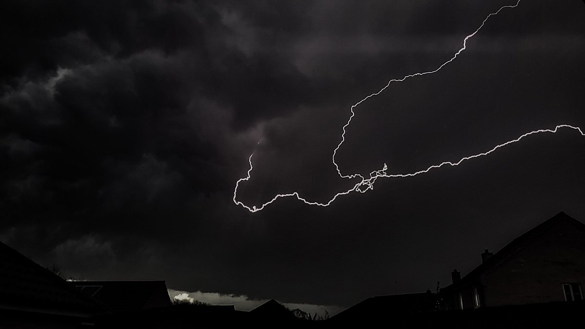 Danjamesvxr's tweet photo. @EDP24 @EveningNews @BBCLookEast  thunderstorms over norwich this afternoon ⚡️⚡️ https://t.co/ICstiW1pO6
