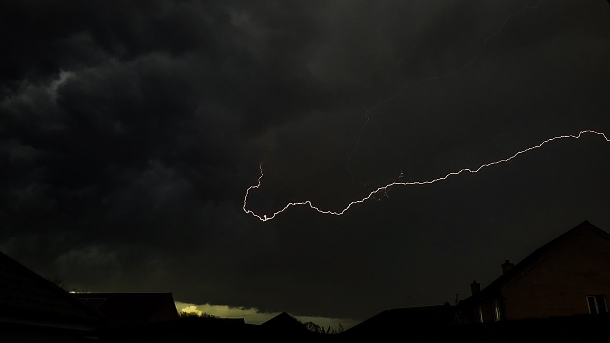 Danjamesvxr's tweet photo. @EDP24 @EveningNews @BBCLookEast  thunderstorms over norwich this afternoon ⚡️⚡️ https://t.co/ICstiW1pO6