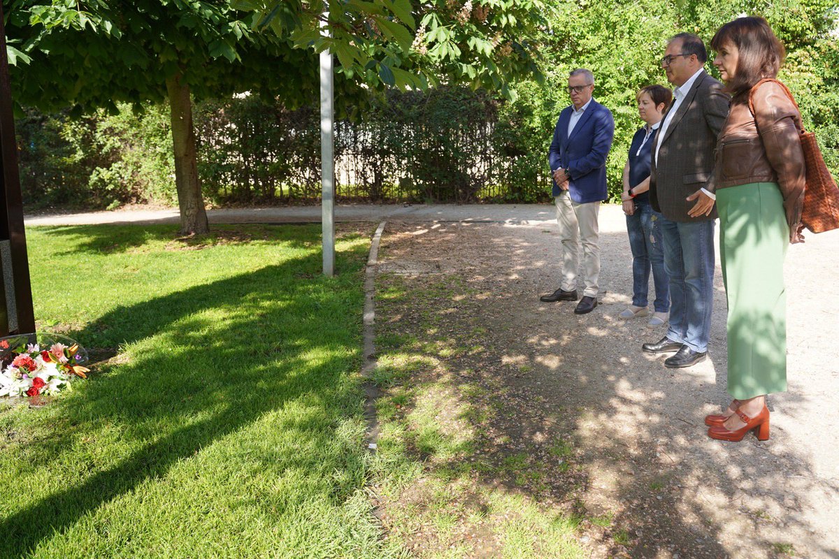 AytoLeganes's tweet photo. 📸Homenaje a los españoles deportados y fallecidos en Mauthausen y en otros campos de concentración.

❗️Como cada 5 de mayo, se conmemora el Día de Homenaje a los españoles deportados y fallecidos en Mauthausen y en otros campos y a todas las víctimas del nazismo de España. https://t.co/AiT0kGrBgx