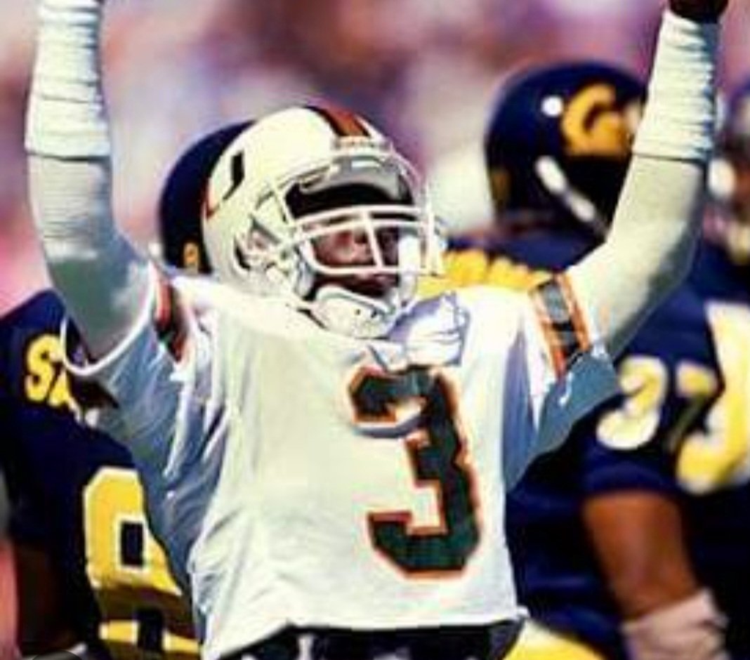 caneville305's tweet photo. It's Friday....rejoice #canes #ThrillHill https://t.co/0ilIlUB7ix
