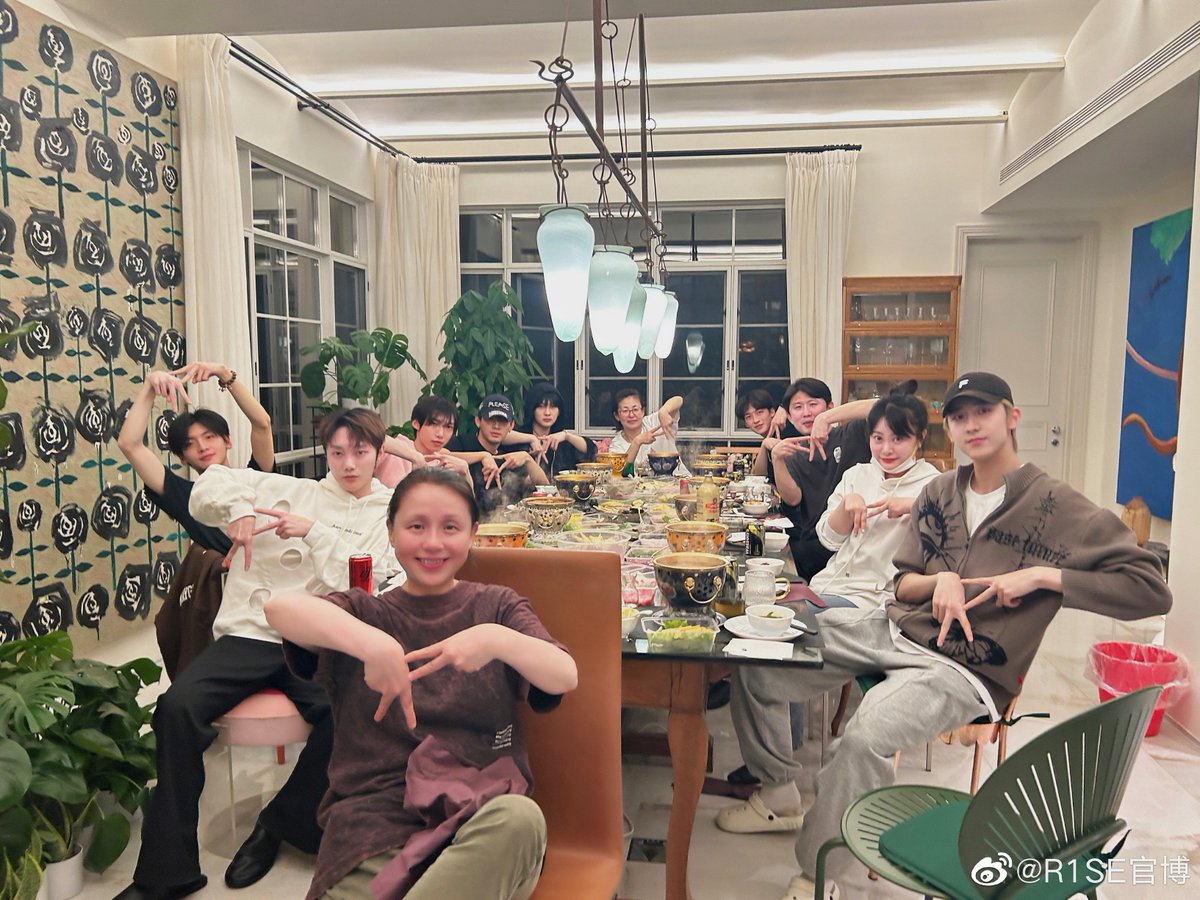 r1secakes's tweet photo. R1SE WEIBO CAME BACK ALIVE??!!!
Caption: Small Gathering https://t.co/0c51B3MIuu