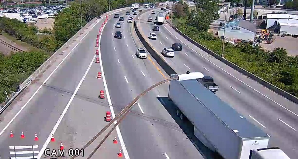 LMPD's tweet photo. 🚨🚔🚧#TrafficReminder. As you are heading to @ChurchillDowns for the #KyOaks. Remember that 65SB off ramp to Crittenden Dr. is closed. Follow our #traffic partners from @KYTCDistrict5 @TRIMARCTraffic for updates. Here is the link: https://t.co/ufvmbnFy4a #LMPD #Louisville https://t.co/1nOEMDnCqK