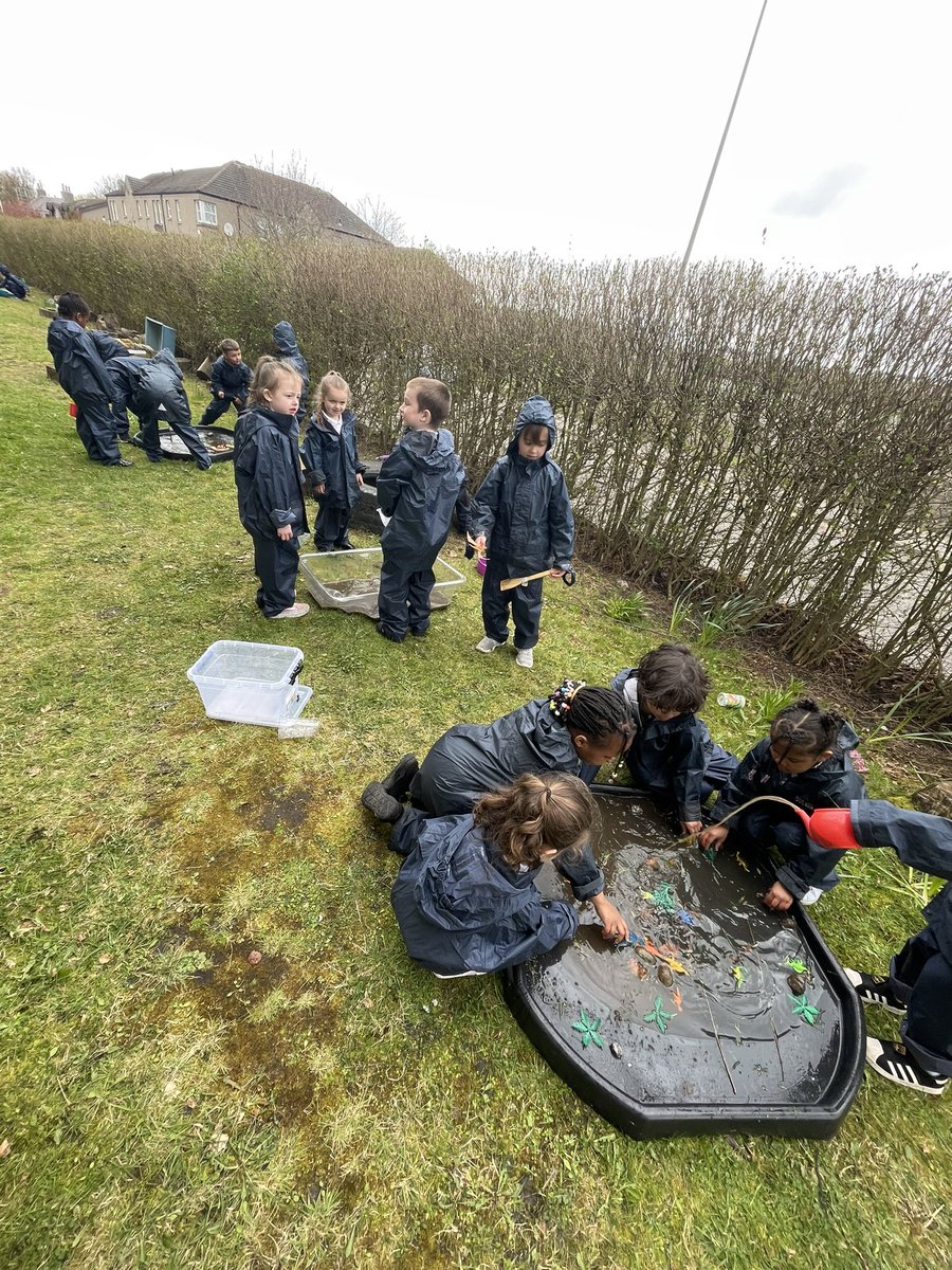 MissRoche2's tweet photo. Last week we were very curious learners exploring our palaeontology lab. We also made muddy dinosaur swamps outside, working on teamwork. 🦖 🦕 🔎 🥼 🧪 🔬  @woodside_school https://t.co/LNSKNgznOd