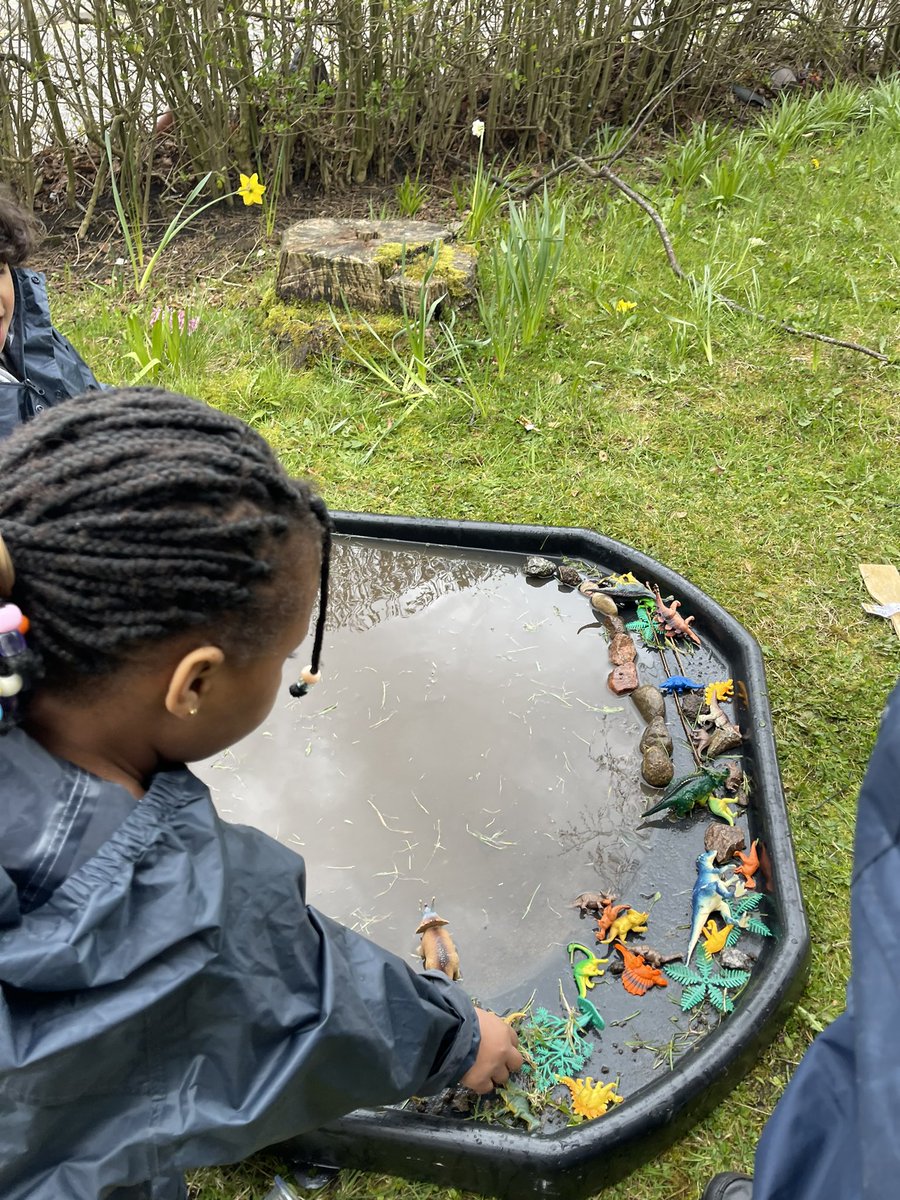 MissRoche2's tweet photo. Last week we were very curious learners exploring our palaeontology lab. We also made muddy dinosaur swamps outside, working on teamwork. 🦖 🦕 🔎 🥼 🧪 🔬  @woodside_school https://t.co/LNSKNgznOd