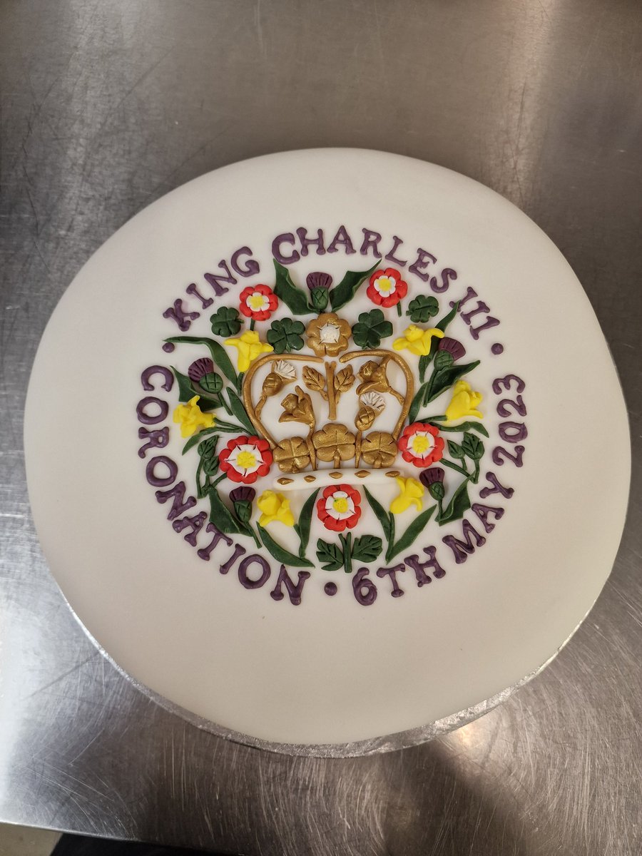 Donna did an amazing job setting up the dinning room, she also created a display piece for the wall.
Diane made the Coronation cake below. @Thomas_Franks_ <a href="/FountainsClose/">Tracy Twinn</a>