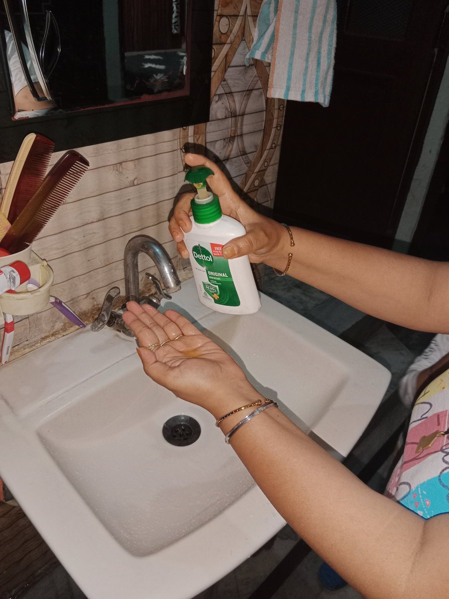 Rajni71780363's tweet photo. Today is #WorldHandHygieneDay, and Dr. MSG advice firltly we should clean our hands after come at home ,before doing any work we clean our hand with hand wash this will help to prevent ourselves from many diseases also prevent bacteria 🦠 viruses 
 #DeraSachaSauda https://t.co/nmToCVJRtV