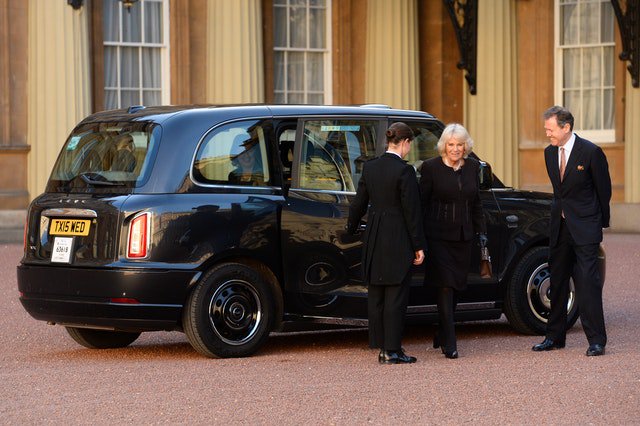 londontaxi_pr's tweet photo. When it comes to choosing a safe form of public transport, who are we to argue with a royal seal of approval?
Enjoy the Coronation this weekend and travel safely. 
Licensed London Taxis. 
The right royal choice. 
#safetaxis #travelsafely #hailit #Coronation2023 https://t.co/1UJPRoavIy
