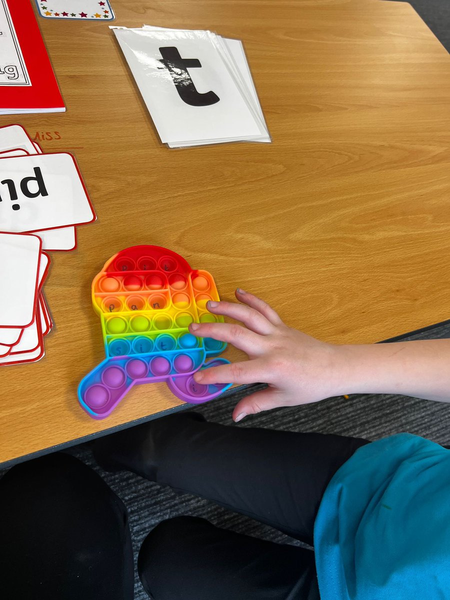 PhoenixHousePRU's tweet photo. Phonics made fun! A student from Tokyo class worked hard to blend sounds together and read CVC words today! Well done! 👏🏼 😃 #thisisAP #phonics https://t.co/S0OvuoQtXj