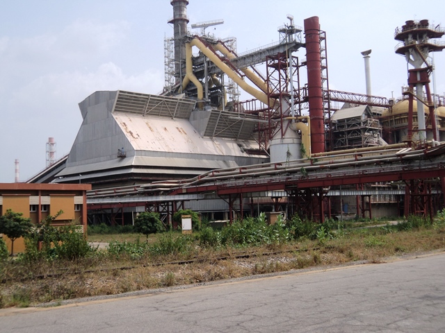 EyemarkNG's tweet photo. Ajaokuta Steel Complex:

A monument to what could have been, a symbol of Nigeria's unrealized industrial potential. Despite a budget increase from $650M to $8B, no steel has been produced in over 40 years.

There have been talks of recent to revive the project under concession. https://t.co/1tJqsRnfZ5