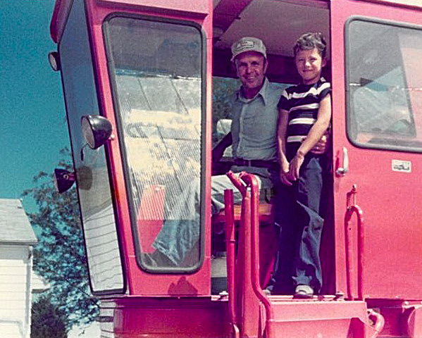 AaronPutze's tweet photo. Working with farmers has always been a blessing,  from time as a farm kid baling hay and walking beans for dad to a fulfilling communications career now spanning 28 years. Looking forward to new and expanded role with ISA! https://t.co/R6RYhMQpqe https://t.co/cQd65G7LLM