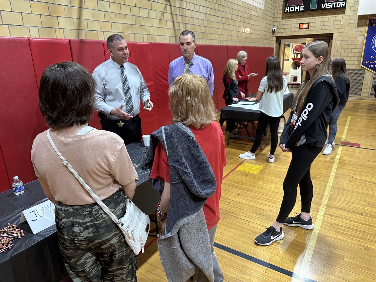 MahoningSheriff's tweet photo. Sheriff Greene spoke with Poland High School students yesterday while they were visiting MCSO. Detective Sergeant Murphy participated in Career Day at Canfield Middle School today.

We find no greater pride than meeting and talking to our local leaders of tomorrow. https://t.co/L917lb85Mg