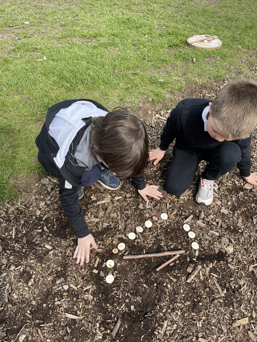 MissRoche2's tweet photo. This week in expedition we linked our new topic in numeracy to the outdoors. We made clocks using outdoor materials. Can you guess what our new topic is? ⏰ 🕰️ 🪵 🪨 @woodside_school https://t.co/Xs5oRoANhT