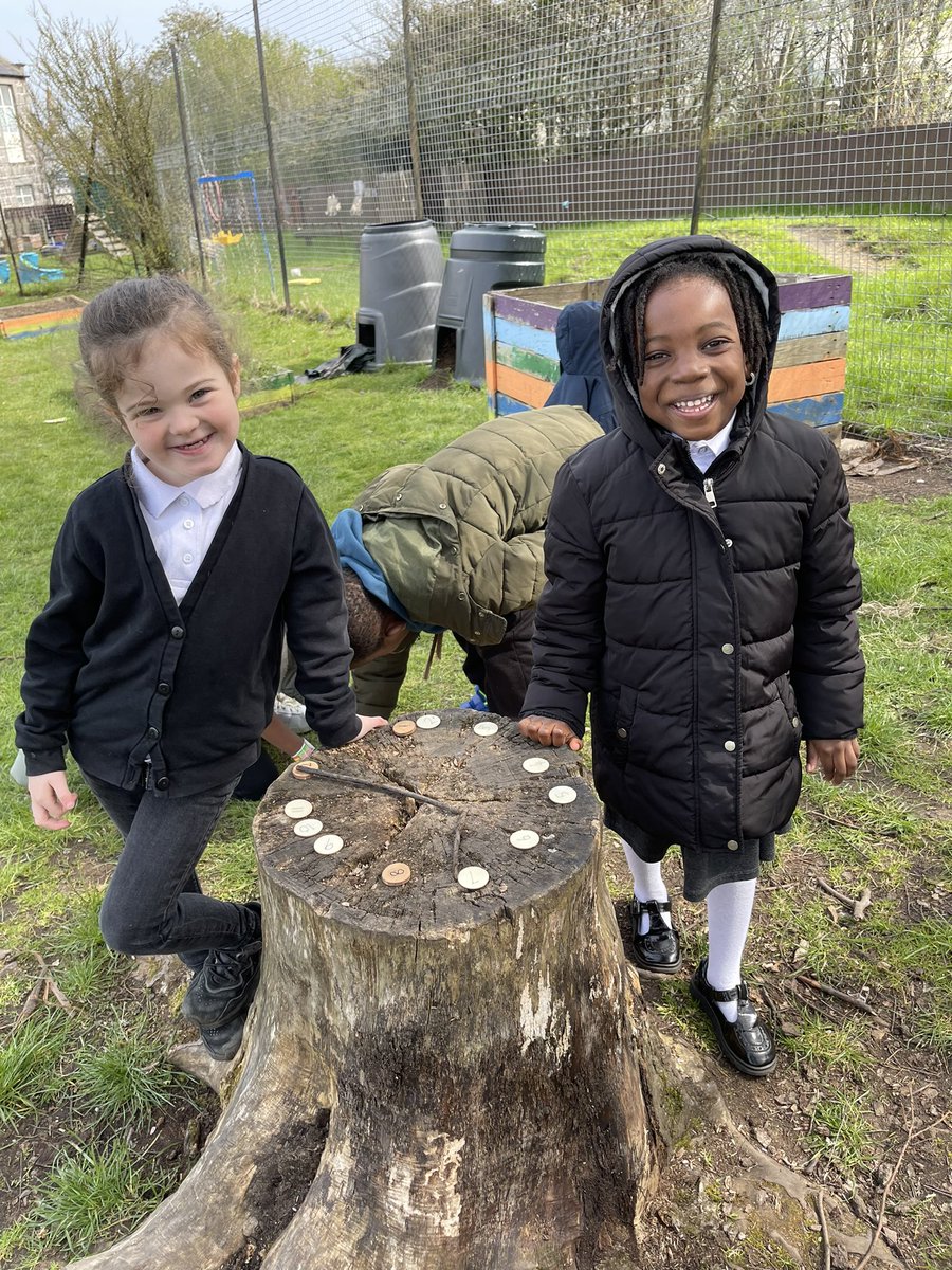 MissRoche2's tweet photo. This week in expedition we linked our new topic in numeracy to the outdoors. We made clocks using outdoor materials. Can you guess what our new topic is? ⏰ 🕰️ 🪵 🪨 @woodside_school https://t.co/Xs5oRoANhT