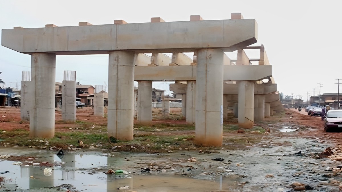 EyemarkNG's tweet photo. Nigeria has over 11,000 abandoned government projects worth over N7Tr. Despite the enormous resources allocated to these projects, they have been abandoned, leaving behind half-built structures, idle machinery, and wasted resources.

Let us explore some of them. https://t.co/pVnyZgPf9L