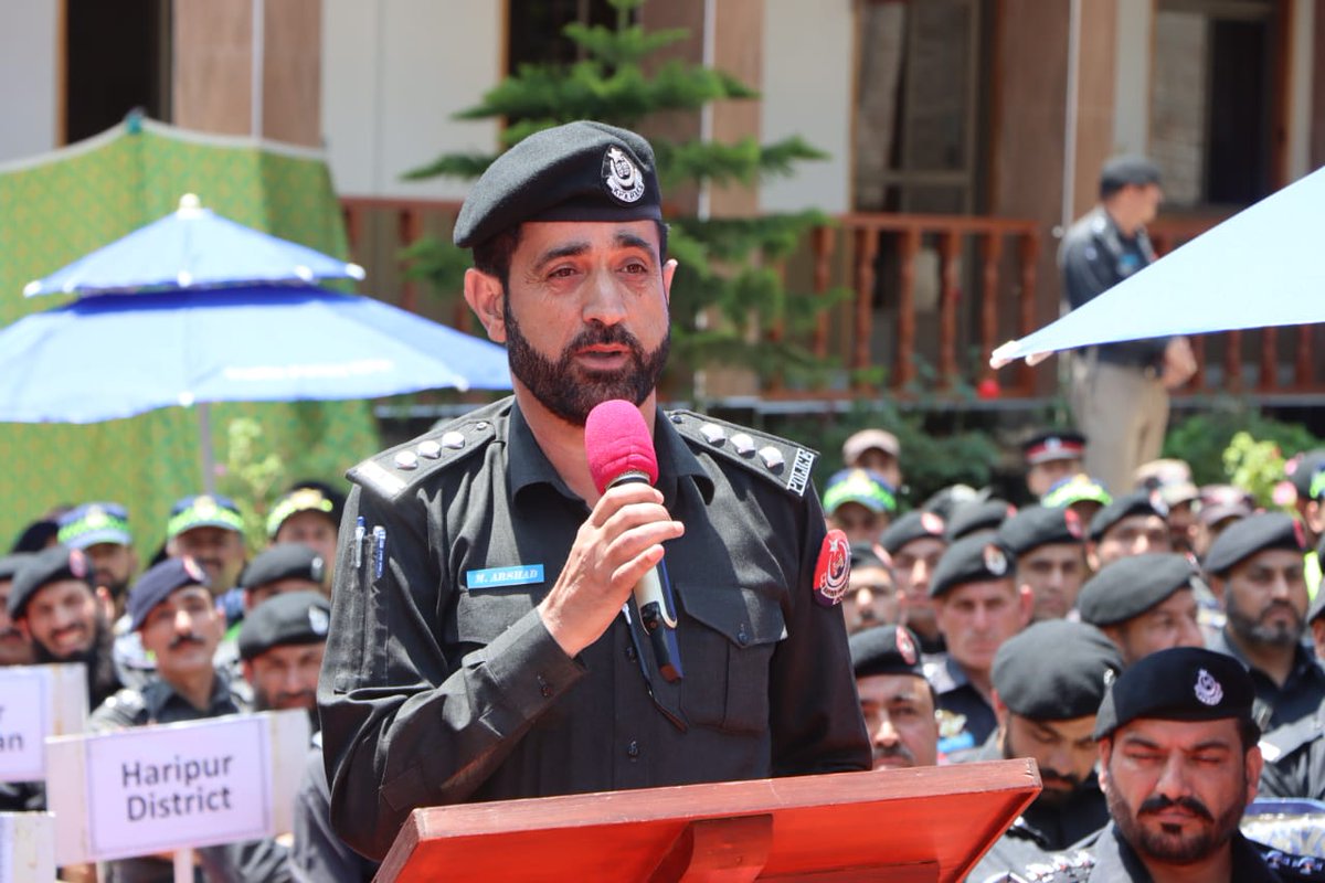 KP_Police1's tweet photo. انسپکٹر جنرل آف پولیس خیبرپختونخوا اختر حیات خان کا ایبٹ آباد پولیس لائن میں ہزارہ ریجن کے پولیس افسران و جوانان کے دربار سے خطاب

ایس ایچ او، محرر و مدد محرر کی سیٹوں کو کلیدی حیثیت حاصل ہے،ان سیٹوں پر تعلیم یافتہ،بااخلاق،باکردار اور ٹیلنٹیڈ سپاہ کو تعینات کیا جائے۔آئی جی پی
2/2 https://t.co/UbY5fdogoe