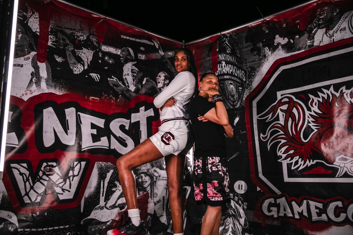 SakimaWalker's tweet photo. Cock’s out the bag or whatever they say 🤷🏽‍♀️. It’s official, GO COCKS 🤙🏽!!! #commited https://t.co/qshdfZWkgb