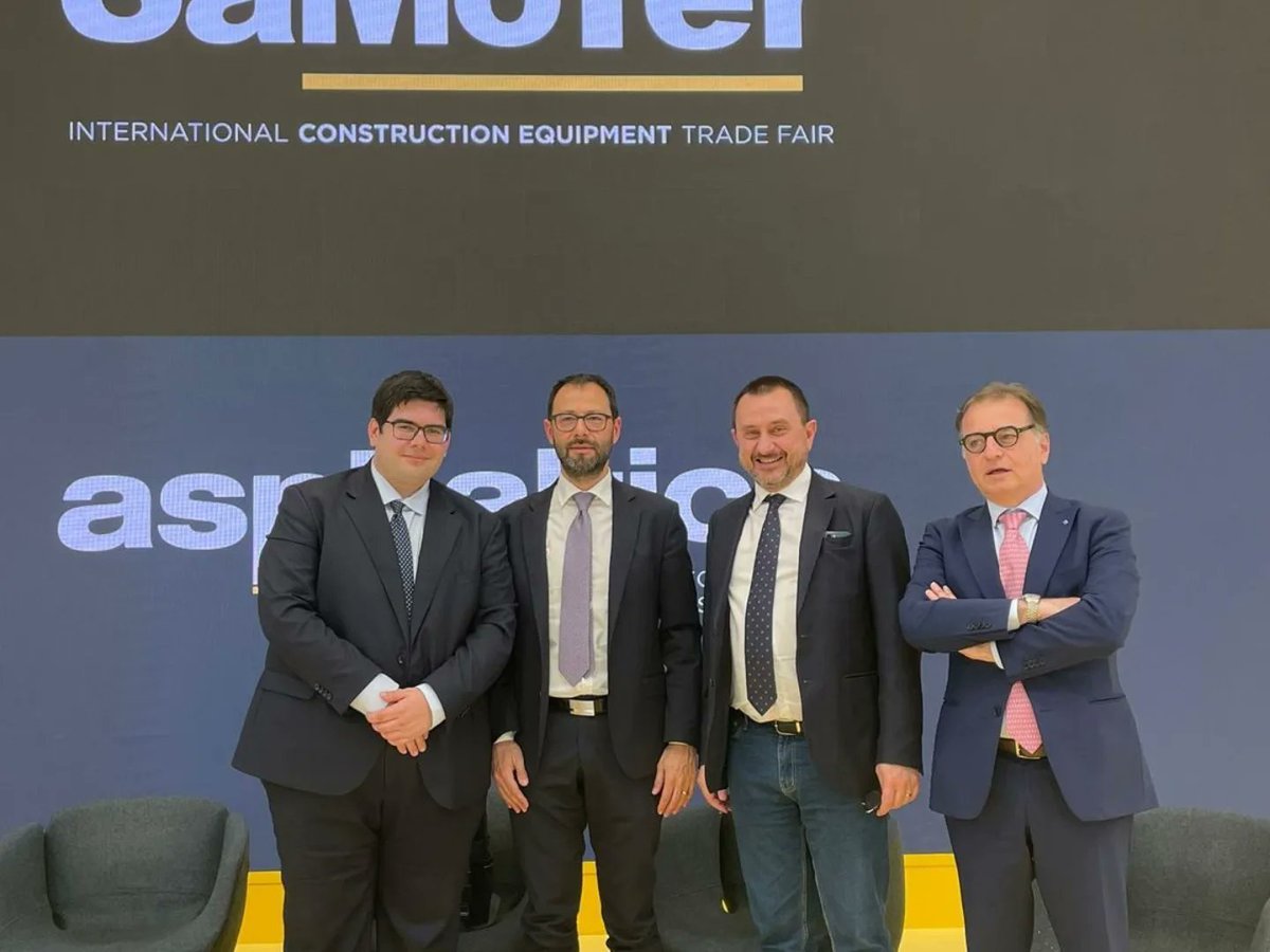 Ettore_Rosato's tweet photo. Questa mattina a #Verona a #SaMoTer, fiera del mondo del dell’edilizia e delle macchine movimento terra. Un settore cardine per lo sviluppo economico del Paese che vale l’8% del #Pil nazionale e il 22% dell’occupazione industriale: https://t.co/MFjLLib8hw https://t.co/YraAHEb68r