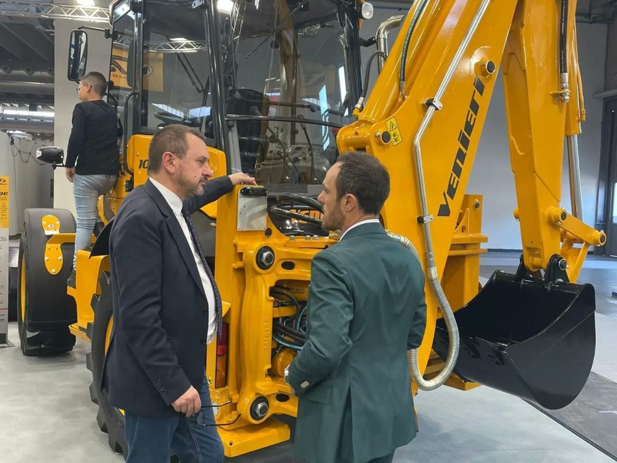 Ettore_Rosato's tweet photo. Questa mattina a #Verona a #SaMoTer, fiera del mondo del dell’edilizia e delle macchine movimento terra. Un settore cardine per lo sviluppo economico del Paese che vale l’8% del #Pil nazionale e il 22% dell’occupazione industriale: https://t.co/MFjLLib8hw https://t.co/YraAHEb68r