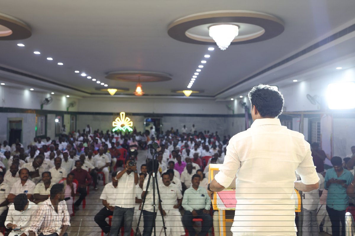 Anbil_Mahesh's tweet photo. 2024 நாடாளுமன்றத் தேர்தல் வெற்றிக்கான ஆயத்தப் பணிகளை மேற்கொள்ள திருச்சி(தெ) மாவட்டத்தில் தொடர்ச்சியாக செயல் வீரர்கள் கூட்டம் நடத்தப்பட்டு வருகிறது. அதன் ஒரு பகுதியாக மணப்பாறை நகர கழகத்தின் சார்பாக நடத்தப்பட்ட செயல் வீரர்கள் கூட்டத்தில் "நாட்டின் பன்முகத்தன்மையையும், ஜனநாயகத்தையும் காப்பாற்ற மதசார்பற்ற முற்போக்கு க���ட்டணியின் வெற்றிக்கு அயராது பாடுபடுவோம்" என உறுதியேற்றோம்.
@arivalayam
@yprakash_mla
@DMKKrishnagiri_
#trichy_south_dmk