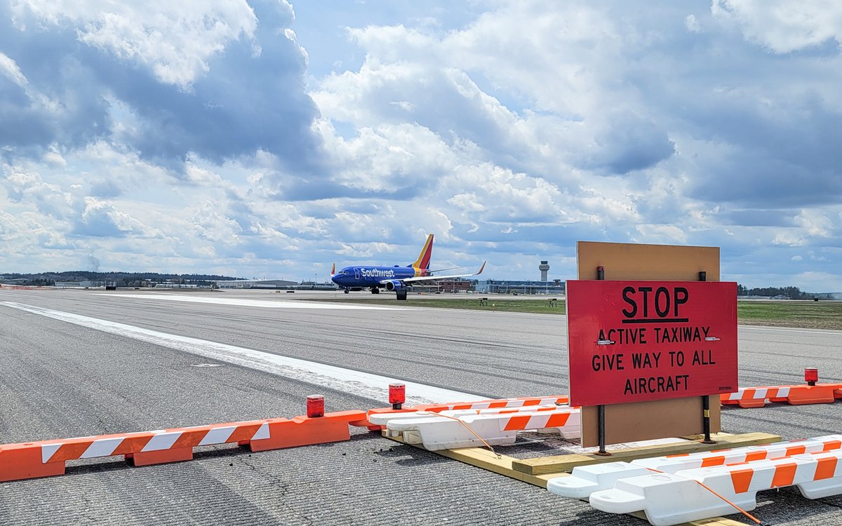 flymanchester's tweet photo. This week, our crews are paving Runway 17-35 north of the runway intersection. Next up, the crews will install new in-pavement centerline, touchdown zone, and approach lights on Runway 17-35. 💡✈️ #WorkMHT https://t.co/oW9tdjMA6j