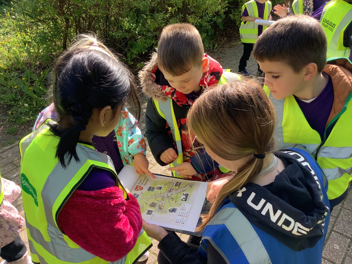 Longleaze's tweet photo. Oak class enjoyed exploring the town, finding different places on their maps, visiting the museum and meeting the Town Crier! What a wonderful, fun filled local walk! 

#LongleazeLearners #LearningforLife #LongleazeGeographers https://t.co/14uCTTU1kf