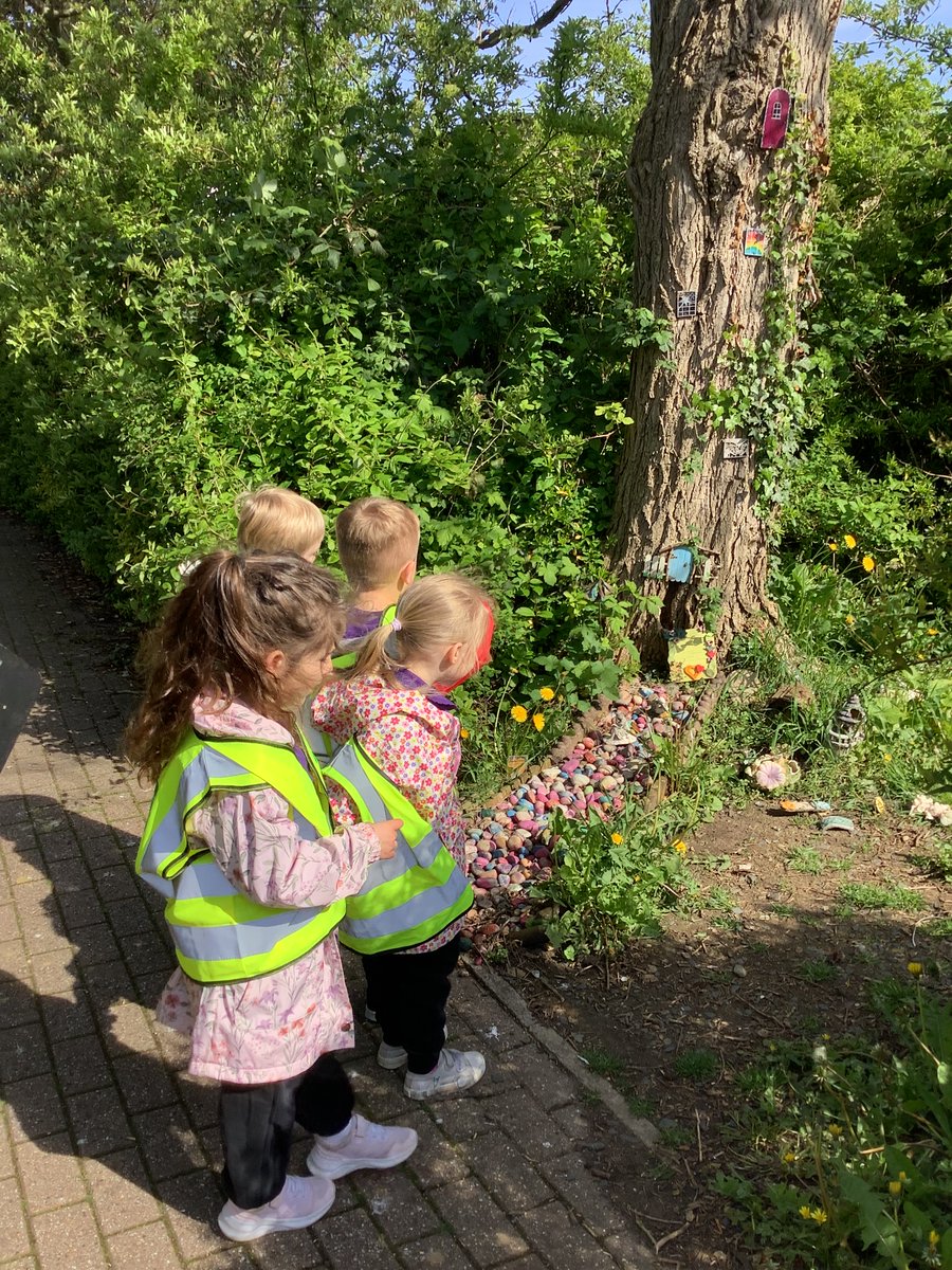 Longleaze's tweet photo. Oak class enjoyed exploring the town, finding different places on their maps, visiting the museum and meeting the Town Crier! What a wonderful, fun filled local walk! 

#LongleazeLearners #LearningforLife #LongleazeGeographers https://t.co/14uCTTU1kf