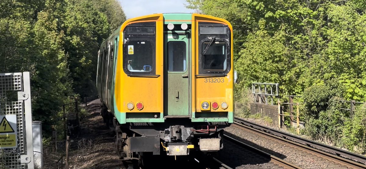 PlatformEdge1's tweet image. Moulsecoomb ✅

Not the best photo but 313203 takes me to Moulsecoomb from Brighton #Class313