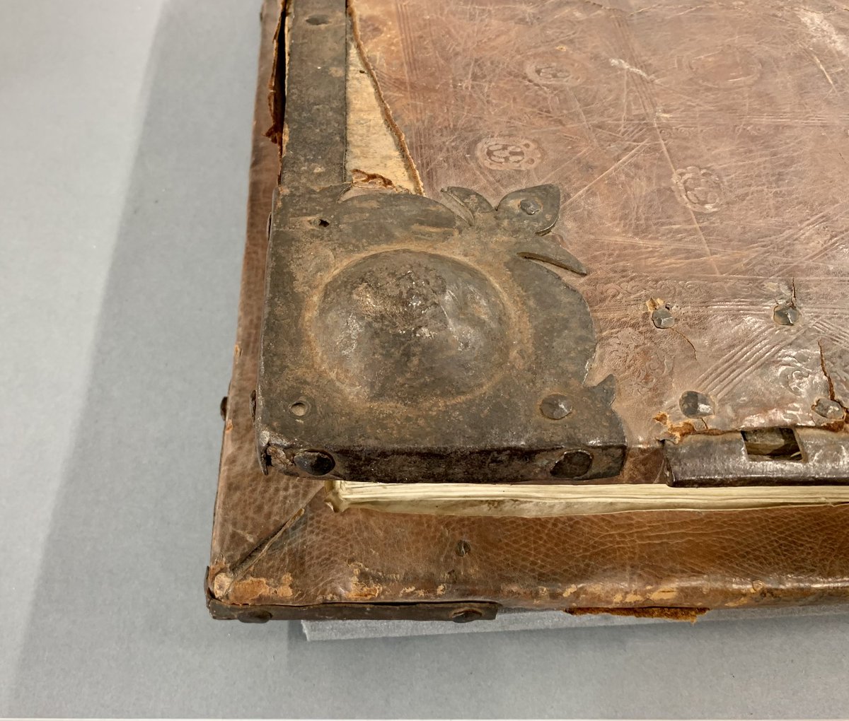 iamkristinesr's tweet photo. Un-squares for #foredgeFriday
@CBL_Dublin W 217, antiphonal, 15th century, Italy
#ChesterBeatty #Antiphonal https://t.co/6AVuKAop7i