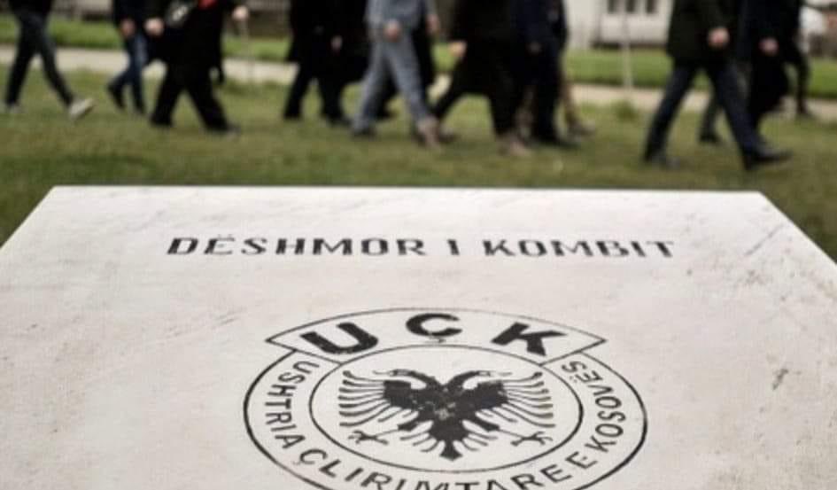 FatmirLIMAJ's tweet photo. Dëshmorët janë themeli i lirisë të cilët me gjakun e tyre shkruajten faqet më të ndritura të historisë.

Ata janë të përjetshëm dhe të pavdekshëm!

LAVDI DËSHMORËVE TË KOMBIT!🇦🇱🇽🇰 https://t.co/LCYaLvzsYL