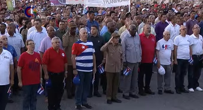 MMarreroCruz's tweet photo. Junto al General de Ejército Raúl Castro Ruz, líder de la Revolución Cubana, y nuestro heroico pueblo, celebramos en el malecón habanero la fiesta de los trabajadores.
#ALaPatriaManosYCorazón ❤️
#Cuba 🇨🇺 https://t.co/T90ZrPhO1B